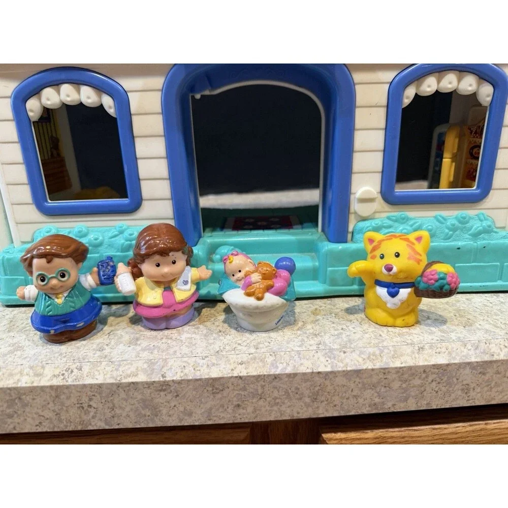 Fisher-Price Little People Surprise & Sounds Home Pink Dollhouse +4 Figures
